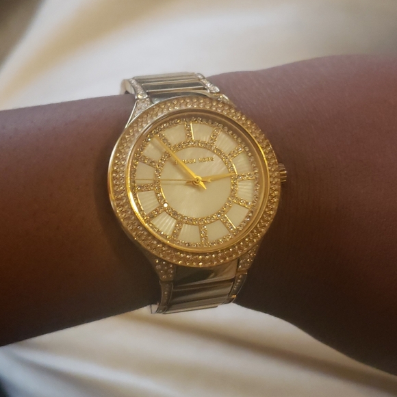 Authentic Pre-owne Gold Womens Michael Kors watch - Picture 4 of 4